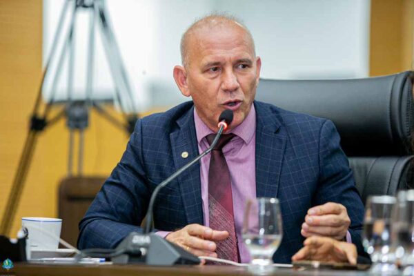 Equipe jurídica informa que deputado Ezequiel Neiva não está inelegível e detalha situação processual