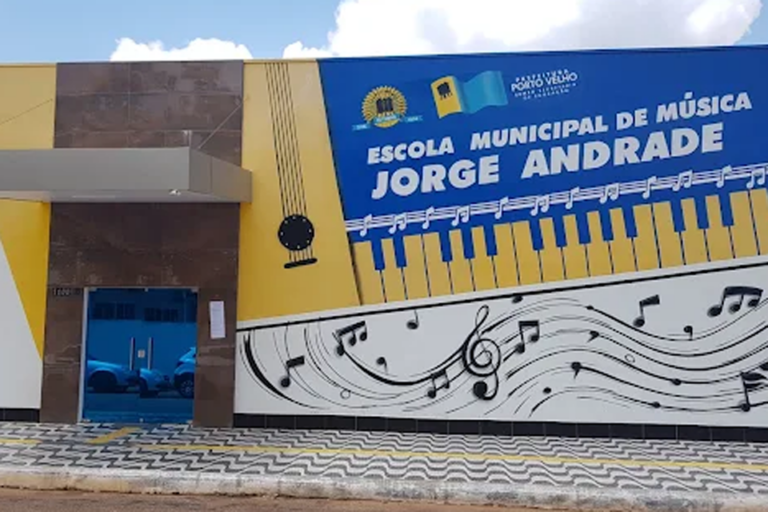 Cantata do CMACE Jorge Andrade arrecada ração para animais abandonados