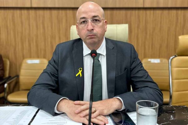 Vereador Gedeão Negreiros pede substituição de lâmpadas queimadas por LED no Lagoa Azul e alerta para riscos