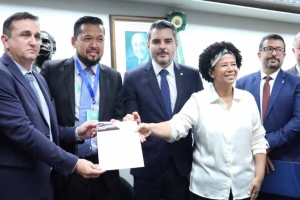 Sílvia Cristina conduz audiência que discute concessão da hidrovia do Madeira na Câmara