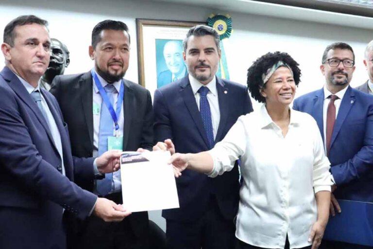 Sílvia Cristina conduz audiência que discute concessão da hidrovia do Madeira na Câmara