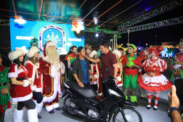Morador da zona Norte ganha motocicleta em sorteio do Natal de Luz no Parque da Cidade