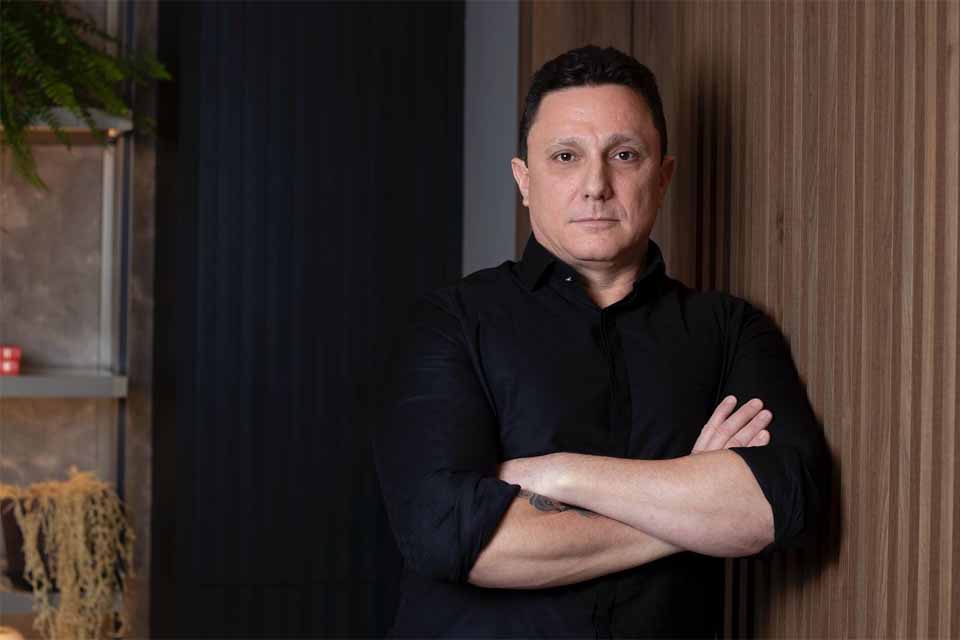 <div style="
                font-size: 18px;
                font-weight: bold;
                color: #0073aa;
                margin-bottom: 5px;
                text-transform: uppercase;
            ">CASOS DE SUCESSO</div>Eleitoralista Nelson Canedo atravessa 2025 entre cassações evitadas e bastidores do poder em Rondônia