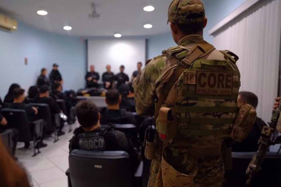 <div style="
                font-size: 18px;
                font-weight: bold;
                color: #0073aa;
                margin-bottom: 5px;
                text-transform: uppercase;
            ">CRIME ORGANIZADO</div>Operação Descarrilho chega à 3ª fase e cumpre prisões e bloqueios contra facção em Espigão do Oeste