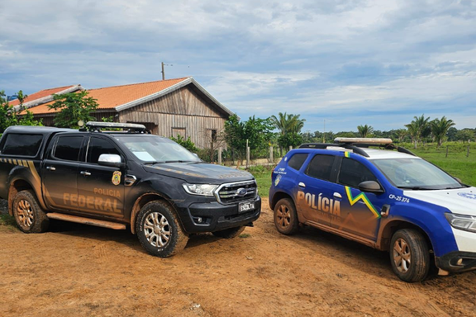 <div style="
                font-size: 18px;
                font-weight: bold;
                color: #0073aa;
                margin-bottom: 5px;
                text-transform: uppercase;
            ">SEGURANÇA PÚBLICA</div>PF e PM de Rondônia cumprem prisões e apreensões em operação contra tráfico na fronteira com a Bolívia