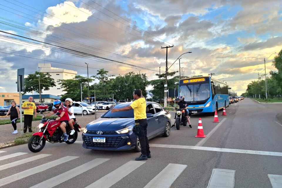 Ação educativa no Espaço Alternativo orienta população para trânsito mais seguro em Porto Velho