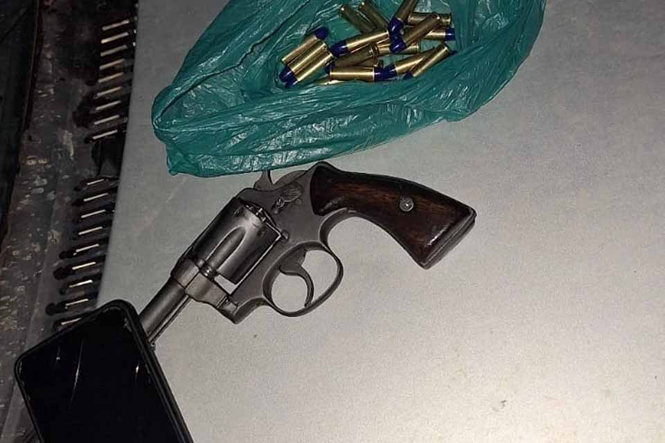 <div style="
                font-size: 18px;
                font-weight: bold;
                color: #0073aa;
                margin-bottom: 5px;
                text-transform: uppercase;
            ">ABORDAGEM POLICIAL</div>PMRO apreende arma de fogo sem identificação durante abordagem em Rio Crespo