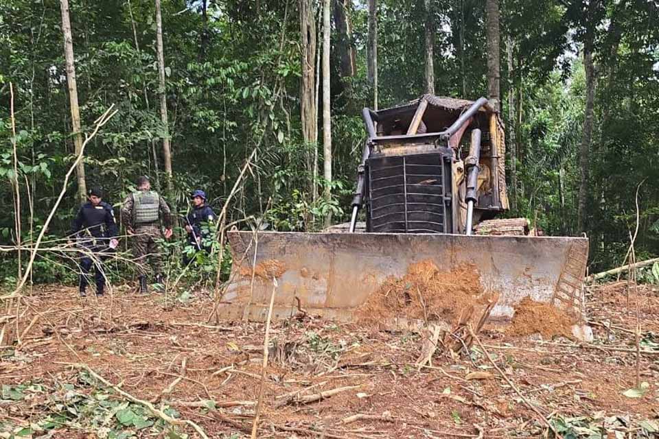 <div style="
                font-size: 18px;
                font-weight: bold;
                color: #0073aa;
                margin-bottom: 5px;
                text-transform: uppercase;
            ">CRIME AMBIENTAL</div>Operação Protetor dos Biomas apreende trator e identifica área desmatada em Candeias do Jamari