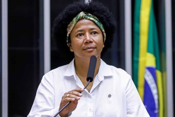 Justiça determina remoção de postagem ofensiva contra Sílvia Cristina em Rondônia