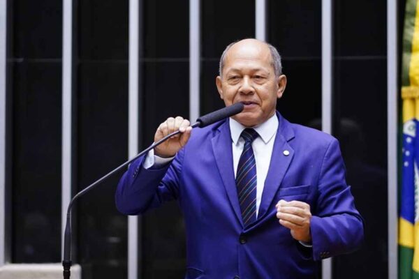 Justiça rejeita cobrança contra campanha de Coronel Chrisóstomo e reconhece quitação de serviços gráficos