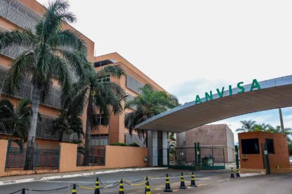 Anvisa determina recolhimento de produtos decorativos para alimentos com plástico e glitter