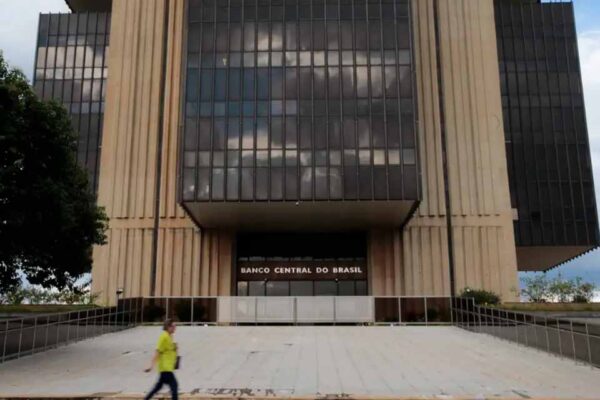Mercado mantém projeções para juros, câmbio e PIB, enquanto inflação de 2026 sobe a 4,06%