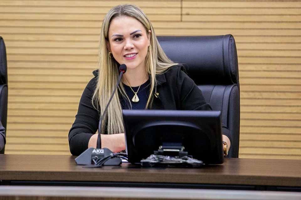 <div style="
                font-size: 18px;
                font-weight: bold;
                color: #0073aa;
                margin-bottom: 5px;
                text-transform: uppercase;
            ">EMENDA PARLAMENTAR</div>Ariquemes recebe R$ 60 mil para instalação de academia ao ar livre com recurso assegurado por Cláudia de Jesus