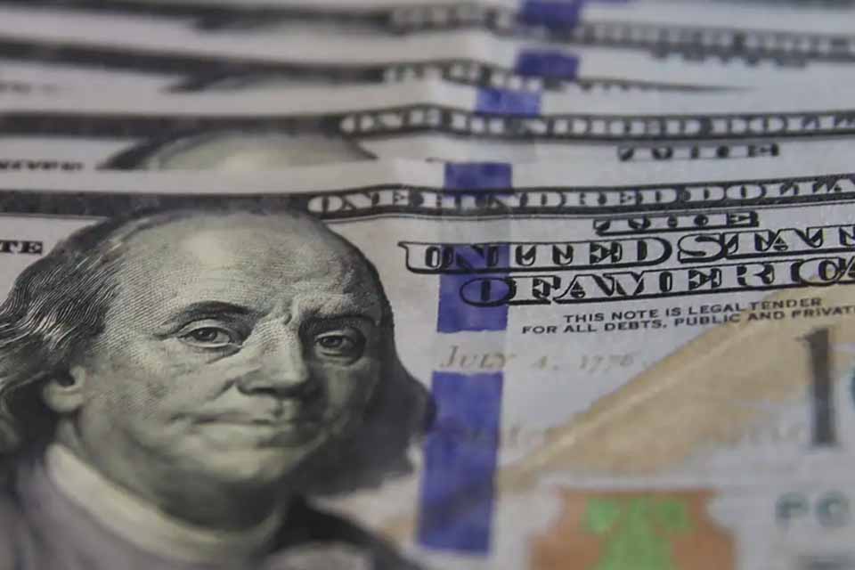 <div style="
                font-size: 18px;
                font-weight: bold;
                color: #0073aa;
                margin-bottom: 5px;
                text-transform: uppercase;
            ">ECONOMIA</div>Dólar recua para R$ 5,36 após dados fracos do emprego nos EUA; Ibovespa volta aos 163 mil pontos