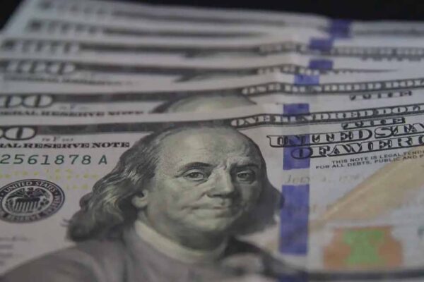 Dólar recua a R$ 5,40 e Ibovespa sobe 0,83% em meio a cenário internacional