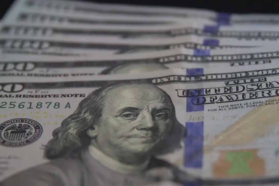 <div style="
                font-size: 18px;
                font-weight: bold;
                color: #0073aa;
                margin-bottom: 5px;
                text-transform: uppercase;
            ">ECONOMIA</div>Dólar recua a R$ 5,40 e Ibovespa sobe 0,83% em meio a cenário internacional