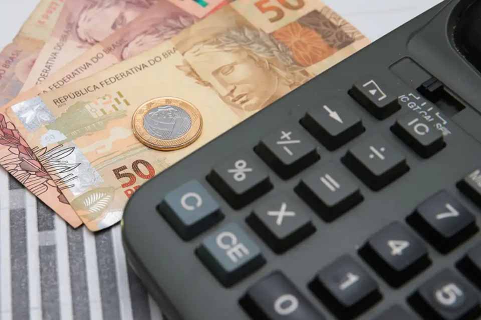 <div style="
                font-size: 18px;
                font-weight: bold;
                color: #0073aa;
                margin-bottom: 5px;
                text-transform: uppercase;
            ">INFLAÇÃO</div>Boletim Focus aponta IPCA de 4,05% em 2026 e mantém projeções de PIB, câmbio e Selic