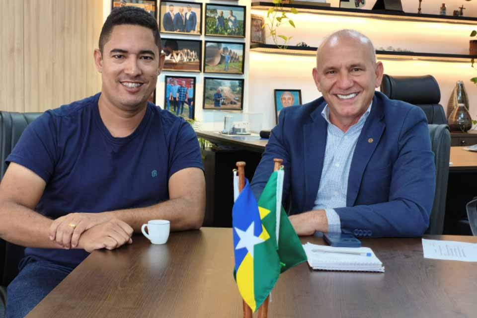 <div style="
                font-size: 18px;
                font-weight: bold;
                color: #0073aa;
                margin-bottom: 5px;
                text-transform: uppercase;
            ">INFRAESTRUTURA RURAL</div>Theobroma recebe retroescavadeira de quase R$ 500 mil após articulação de Ezequiel Neiva