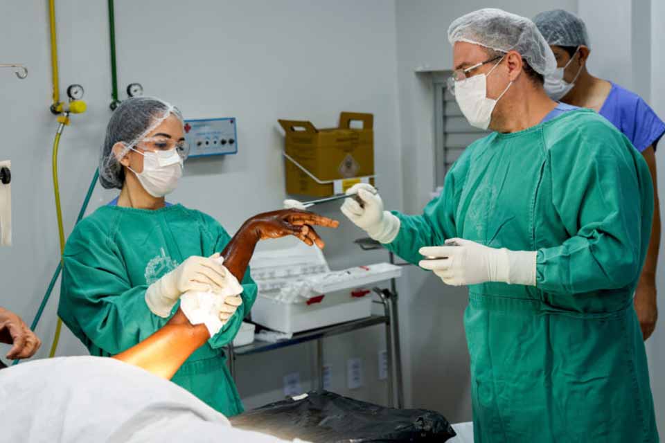 <div style="
                font-size: 18px;
                font-weight: bold;
                color: #0073aa;
                margin-bottom: 5px;
                text-transform: uppercase;
            ">SAÚDE PÚBLICA</div>Hospital de Retaguarda mantém alta produtividade cirúrgica e amplia atendimento especializado em Rondônia