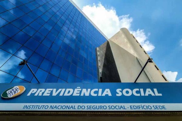 Lei sancionada proíbe descontos associativos em benefícios do INSS e prevê ressarcimento
