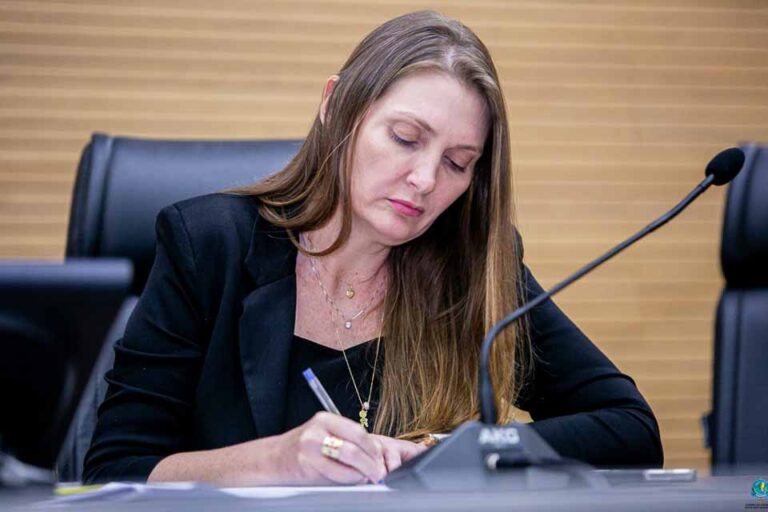 Deputada Gislaine Lebrinha garante recursos para construção de quadra coberta em escola de Guajará-Mirim