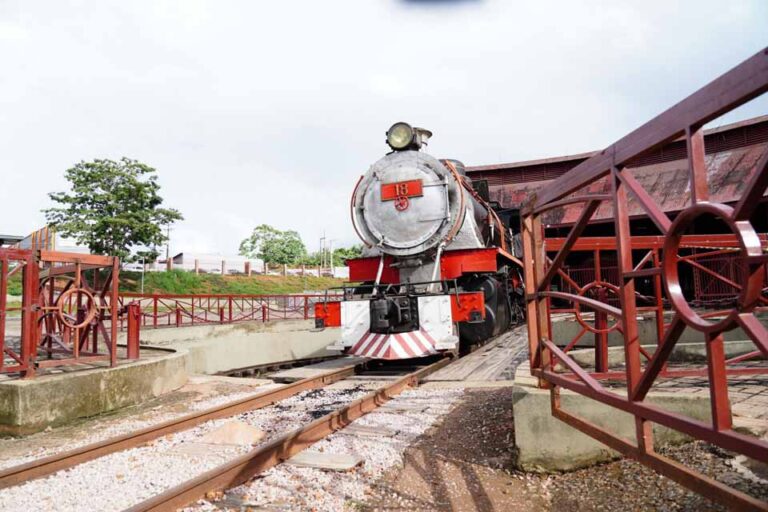 Exibição da Locomotiva 18 integra celebrações pelos 111 anos de Porto Velho no complexo ferroviário
