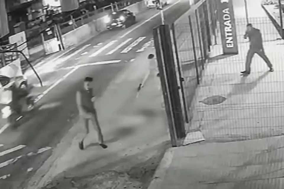 <div style="
                font-size: 18px;
                font-weight: bold;
                color: #0073aa;
                margin-bottom: 5px;
                text-transform: uppercase;
            ">CACHORRO BALEADO</div>Cachorro é baleado com dez tiros em ponto de ônibus na Zona Leste de São Paulo; caso é investigado pela polícia