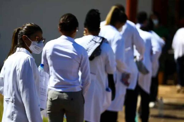 Enamed aponta desempenho insatisfatório em 99 cursos de medicina e MEC prevê sanções
