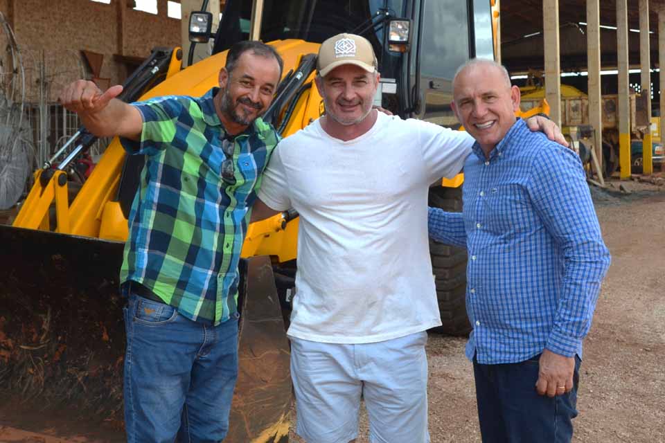 <div style="
                font-size: 18px;
                font-weight: bold;
                color: #0073aa;
                margin-bottom: 5px;
                text-transform: uppercase;
            ">INVESTIMENTO PÚBLICO</div>Ezequiel Neiva garante recurso de R$ 1,24 milhão para bloqueteamento de ruas em Alta Floresta D’Oeste