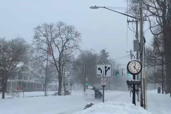 Tempestade de inverno provoca apagões em massa nos EUA e leva ao cancelamento de quase 10 mil voos