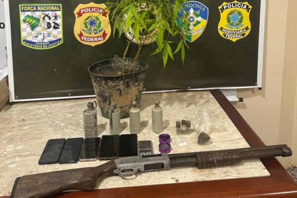 PF e PM prendem mulher em Guajará-Mirim com granadas, arma de fogo e maconha durante operação integrada