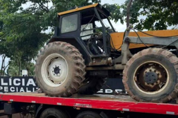 Polícia Civil recupera trator agrícola ocultado na zona rural de Candeias do Jamari
