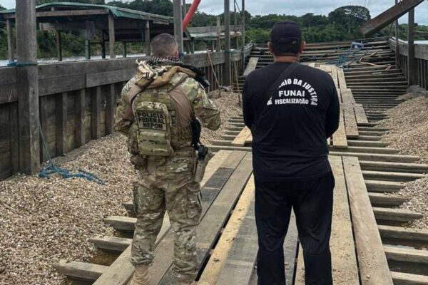 Operação Baía das Onças destrói draga de garimpo ilegal em terra indígena no Rio Guaporé, em RO