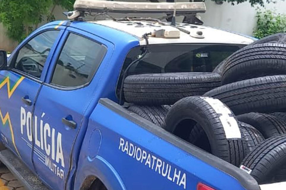 <div style="
                font-size: 18px;
                font-weight: bold;
                color: #0073aa;
                margin-bottom: 5px;
                text-transform: uppercase;
            ">FURTO DE PNEUS</div>PM de Rondônia prende quatro suspeitos e recupera 33 pneus furtados em Ji-Paraná