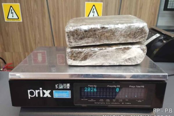 PM de Rondônia intercepta veículo em Pimenta Bueno e apreende cerca de 2 kg de maconha