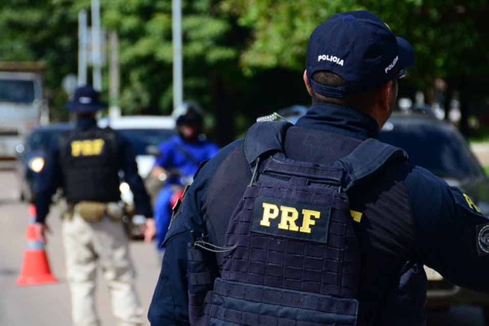 <div style="
                font-size: 18px;
                font-weight: bold;
                color: #0073aa;
                margin-bottom: 5px;
                text-transform: uppercase;
            ">EMBRIAGUEZ AO VOLANTE</div>Fiscalização da PRF em rodovias de Rondônia resulta em prisões por embriaguez ao volante e cumprimento de mandado