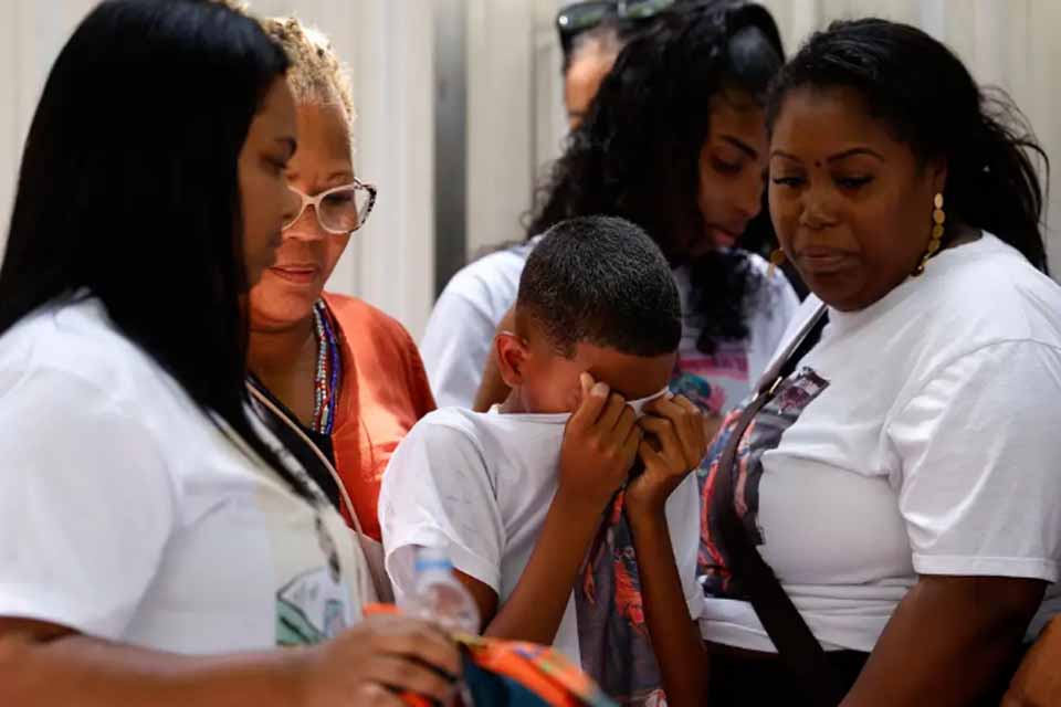 <div style="
                font-size: 18px;
                font-weight: bold;
                color: #0073aa;
                margin-bottom: 5px;
                text-transform: uppercase;
            ">VIOLÊNCIA POLICIAL</div>Júri popular começa no Rio para julgar PMs acusados pela morte de Thiago Menezes Flausino