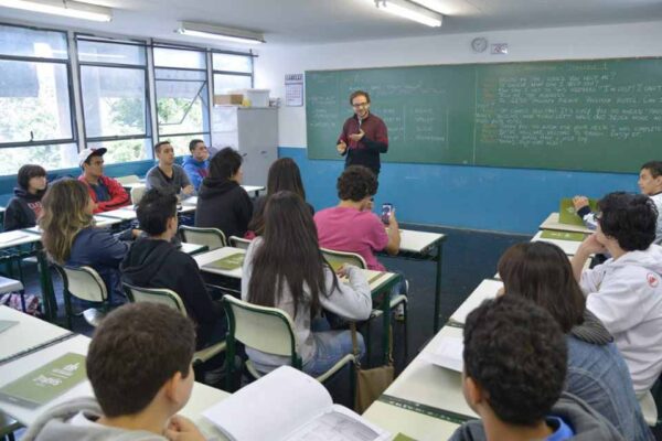 Piso nacional do magistério sobe para R$ 5.130 em 2026 após MP assinada por Lula