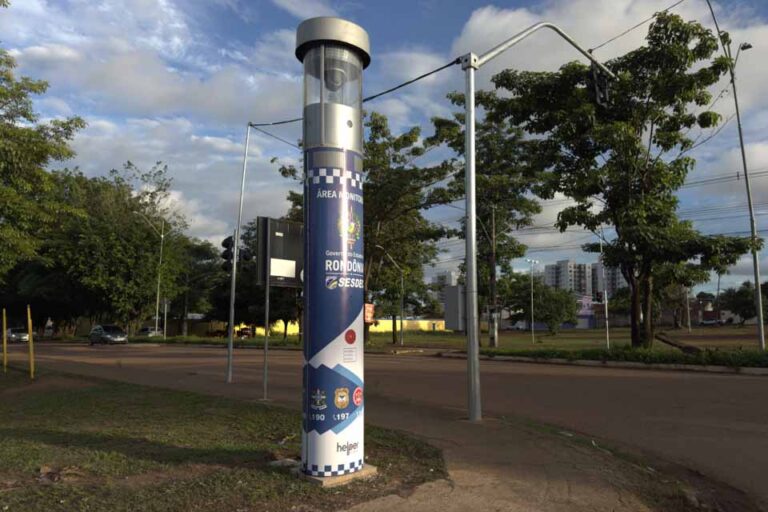 Totem de monitoramento é instalado na Praça Marise Castiel após articulação entre Prefeitura e Estado