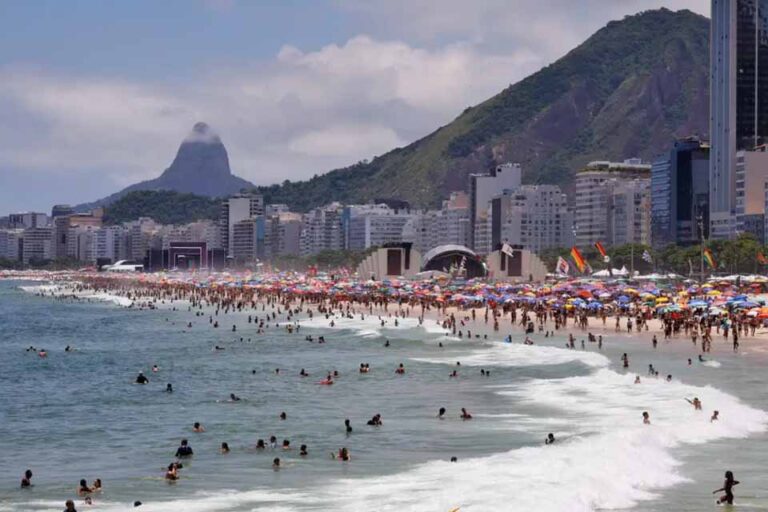 Ressaca provoca mais de mil resgates nas praias do Rio em dois dias, e buscas por adolescente seguem em Copacabana