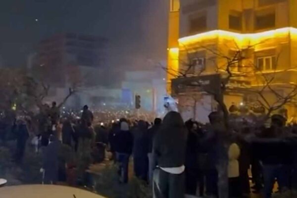 Irã completa 84 horas sem internet após bloqueio imposto durante protestos contra o governo