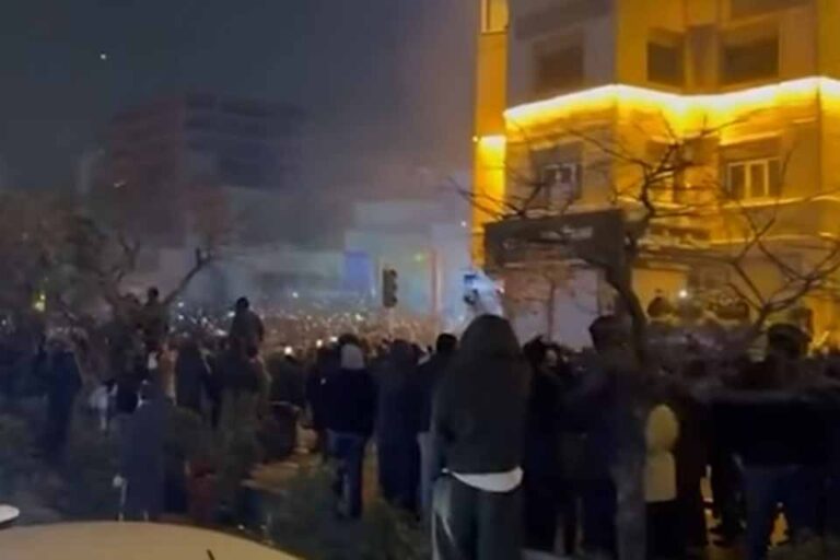 Irã completa 84 horas sem internet após bloqueio imposto durante protestos contra o governo