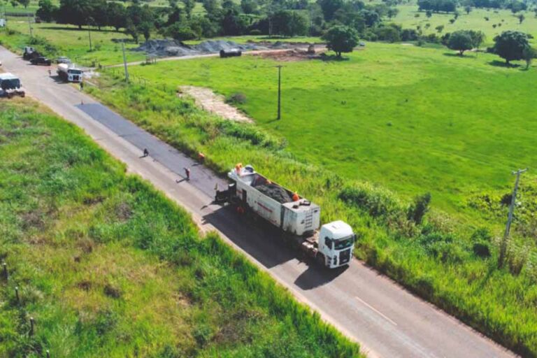 Microrevestimento na RO-135 melhora segurança e conservação da rodovia em Alta Floresta d’Oeste