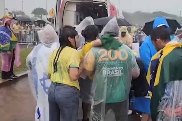 Descarga elétrica durante chuva deixa feridos em ato político na Praça do Cruzeiro, em Brasília