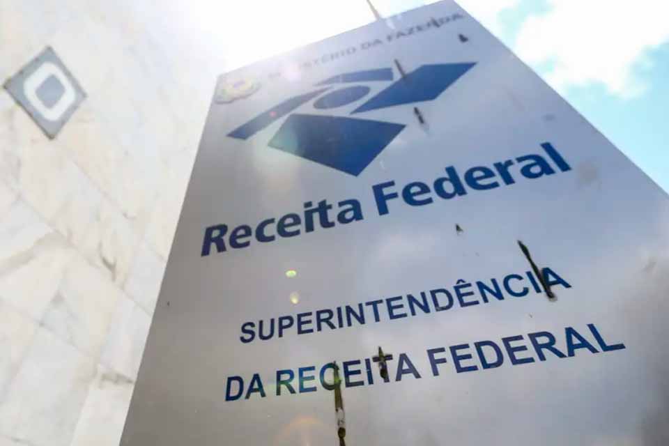 <div style="
                font-size: 18px;
                font-weight: bold;
                color: #0073aa;
                margin-bottom: 5px;
                text-transform: uppercase;
            ">PISO DO MAGISTÉRIO</div>Receita Federal esclarece que novo piso do magistério não aumenta imposto para professores