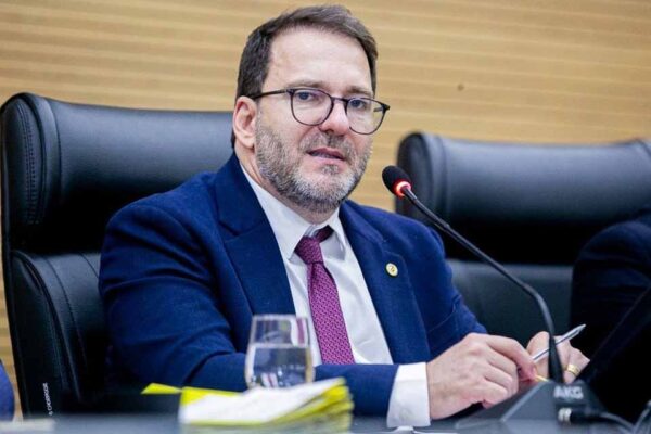 Alex Redano pede ao governo reforma imediata da quadra da Escola General Osório, em Porto Velho