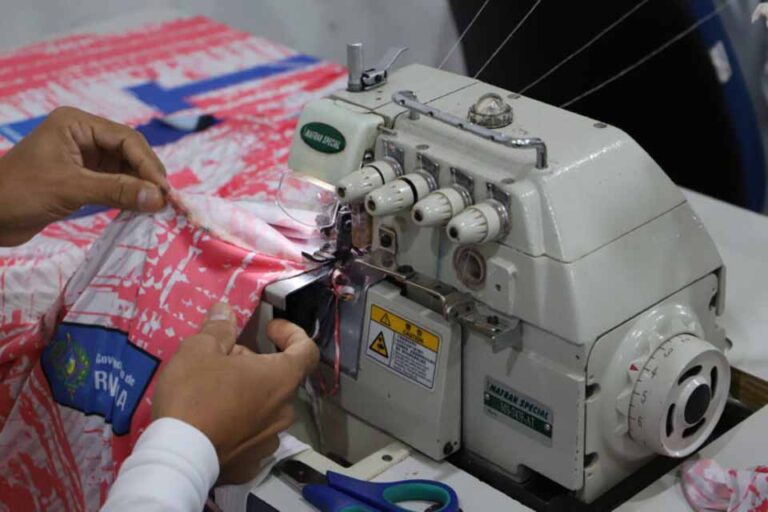 Projeto Pintando a Liberdade entrega 160 uniformes esportivos a time de Porto Velho