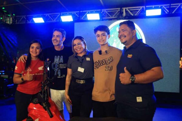 Estudante de 19 anos é sorteado e ganha motocicleta no encerramento do Natal Luz em Porto Velho