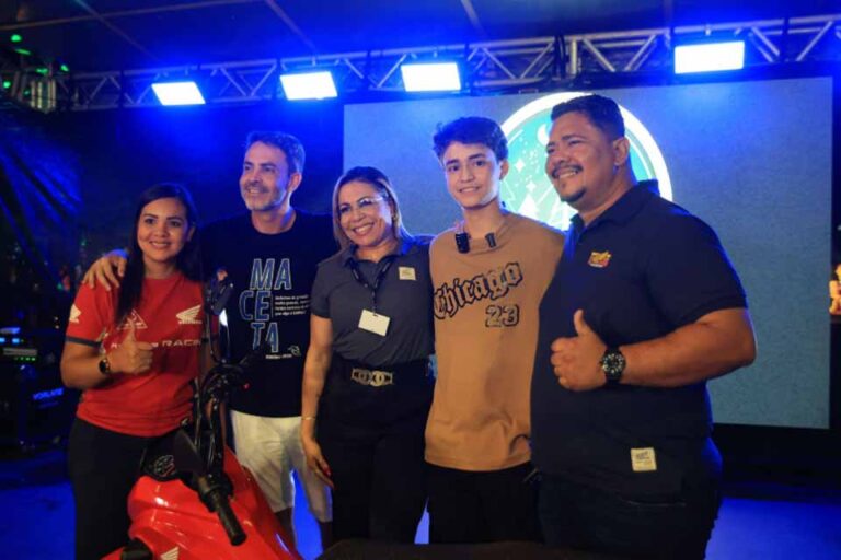 Estudante de 19 anos é sorteado e ganha motocicleta no encerramento do Natal Luz em Porto Velho