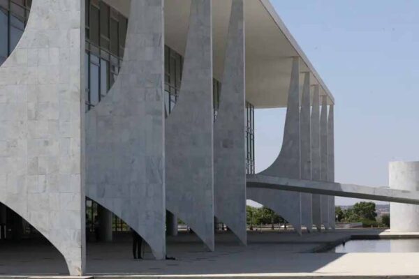 Brasil oficializa doação de helicópteros e blindados a Uruguai e Paraguai